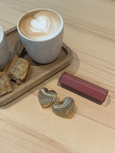 Afbeelding in Gallery-weergave laden, Groovy Heart Earrings