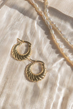 Afbeelding in Gallery-weergave laden, Ariel Hoops