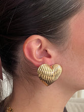 Afbeelding in Gallery-weergave laden, Groovy Heart Earrings
