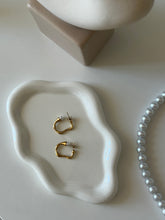 Afbeelding in Gallery-weergave laden, Organic Pearl Earrings
