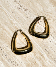 Afbeelding in Gallery-weergave laden, Gold Triangle Earrings
